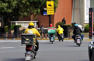外賣(mài)遞送服務(wù)中的安全自覺(jué) 97%助動(dòng)車(chē)駕駛員為何主動(dòng)戴頭盔